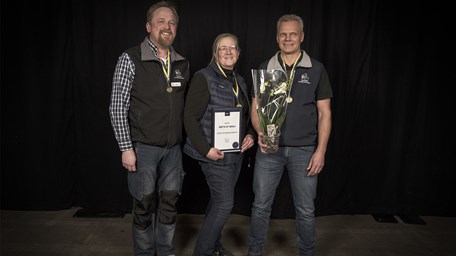 Tre lärare står och ler mot kameran.