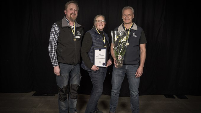 Tre lärare står med priset för årets UF-skola och ler mot kameran.