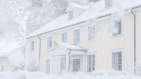 Skolbyggnaden i snö