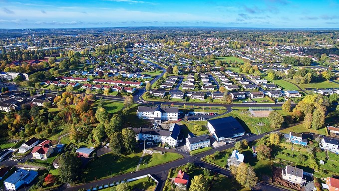 Flygfoto som visar Värnamo folkhögskolas byggnader samt omkringliggande byggnader ovanifrån