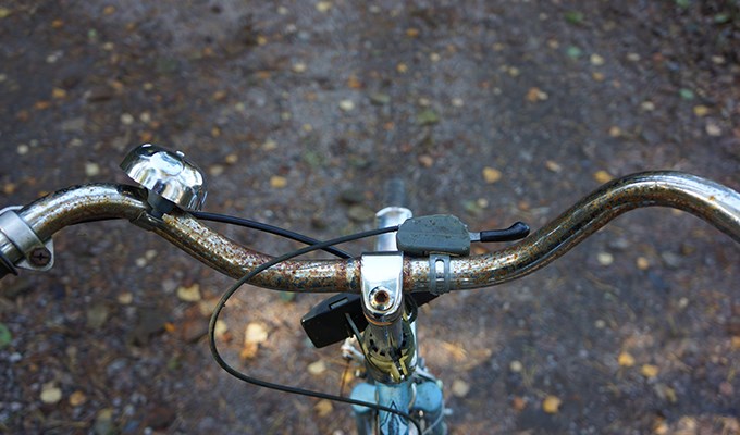 Närbild på rostigt cykelstyre 