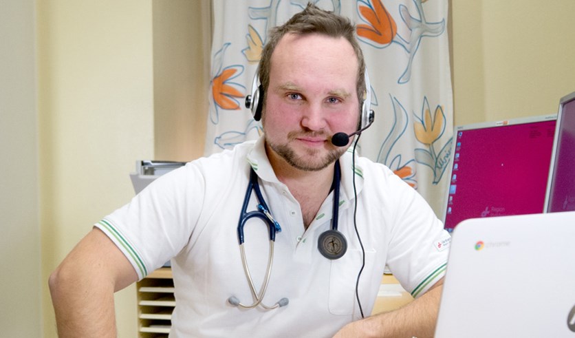 Läkare Ulf jobbar med digitala vårdbesök 