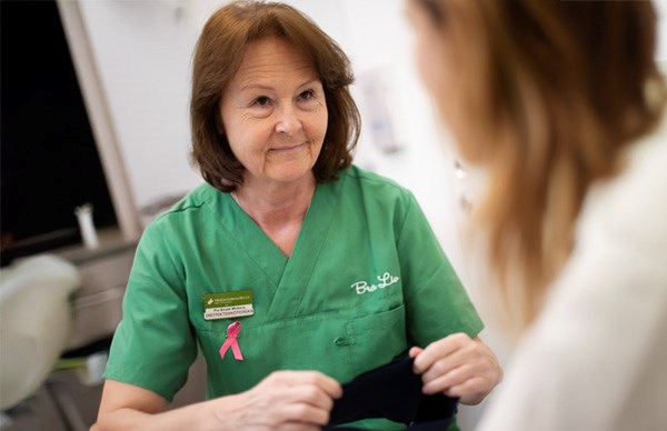 Distriktssköterska Pia tar emot patient på Bra Liv närmottagning. 