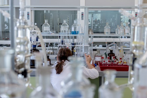 Person experimenterar i ett laboratorium. 