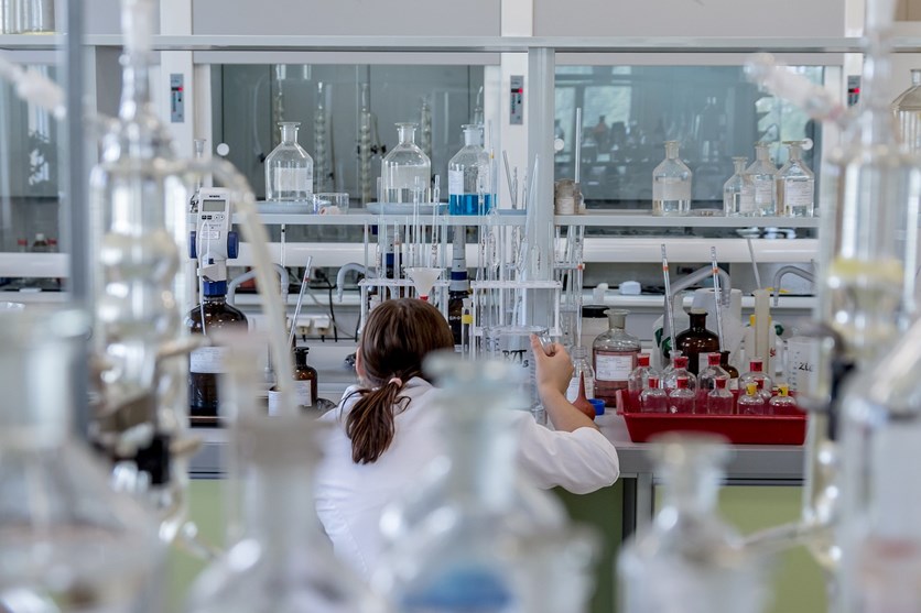 Person experimenterar i ett laboratorium. 