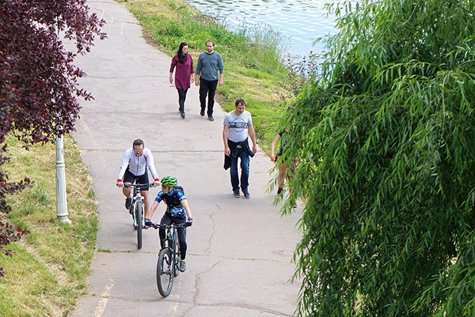 Vy över personer på en gång- och cykelväg utmed vattnet.