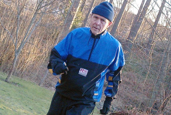 Man joggar i naturen