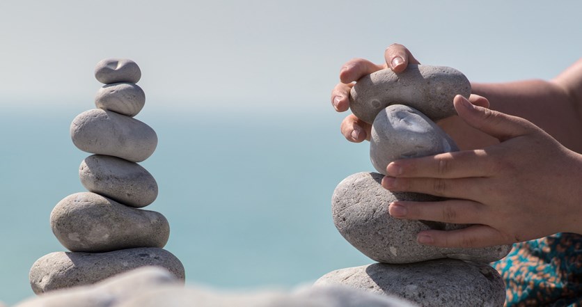 Stenar balanserande på varandra 