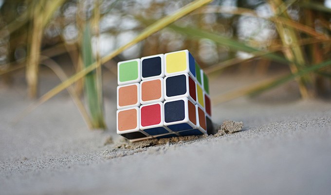 rubiks kub ligger på stranden