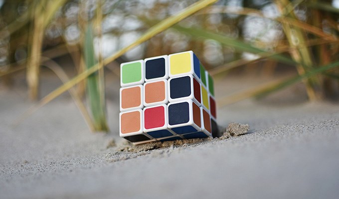 rubiks kub ligger på stranden 