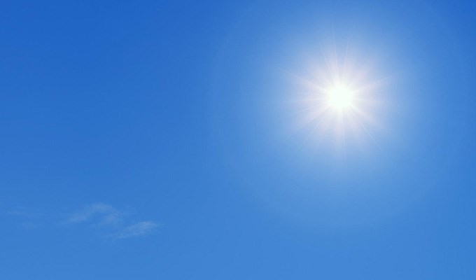 Strålande sol på klarblå himmel