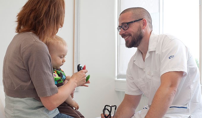 Mamma och barn hos doktorn